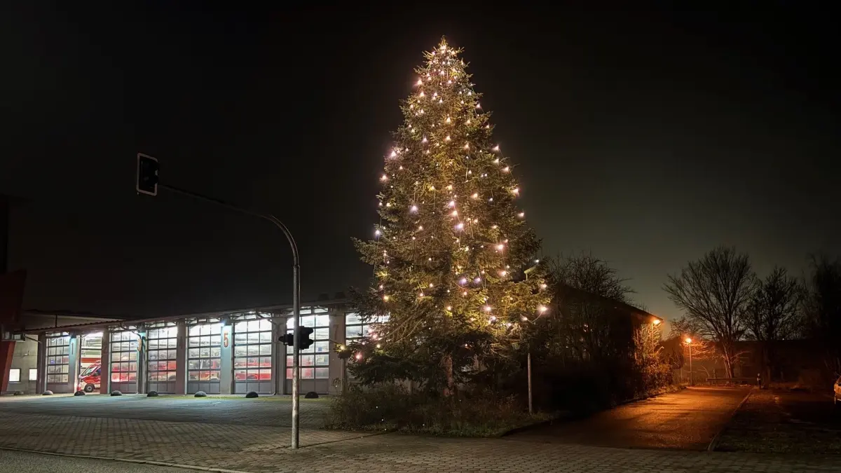Vor dem Feuerwehr- und Katastrophenschutzzentrum Guben steht der geschmückte Weihnachtsbaum
