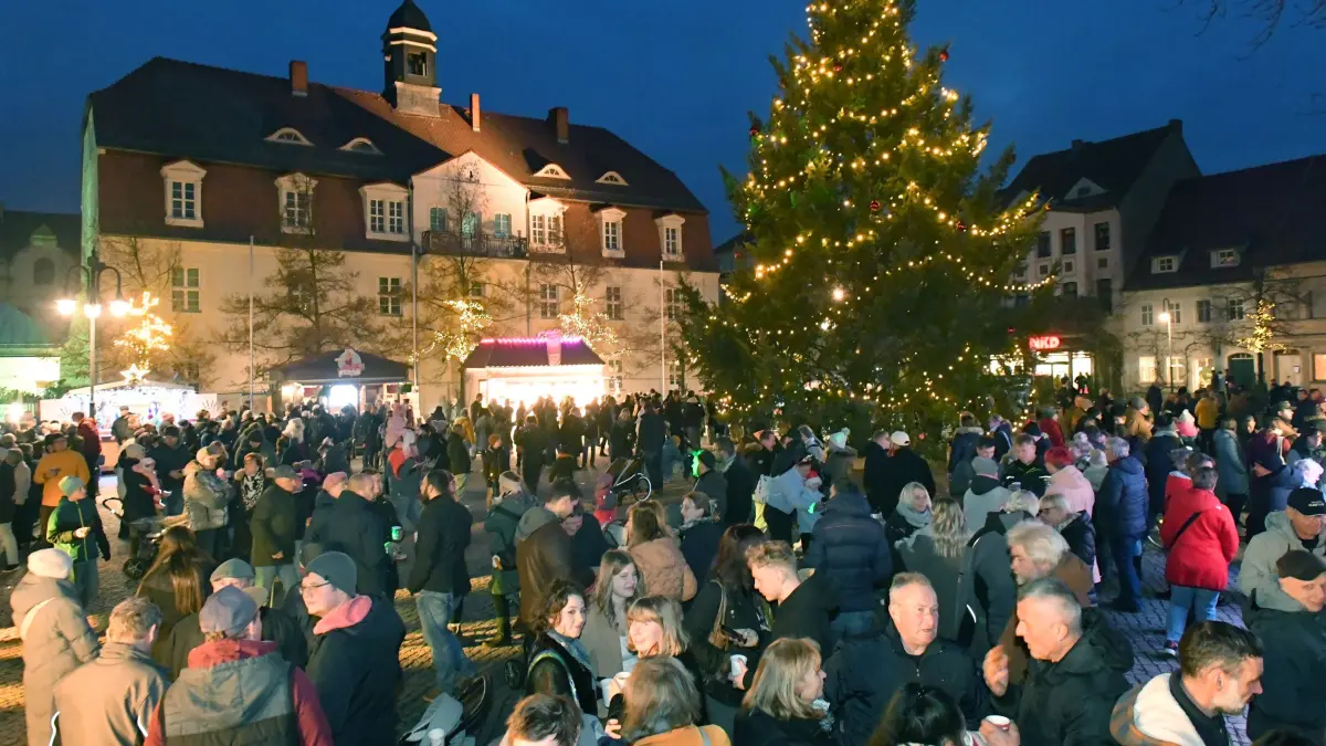 20. Jubiläums- Glühweinmeile in Bad Liebenwerda in Zeiten knapper Kassen : 20. Jubiläums- Glühweinmeile in Bad Liebenwerda in Zeiten knapper Kassen
- Die Glühweinmeile auf dem Markt in Bad Liebenwerda hat bei milden Temperaturen wieder unzählige Besucher und Schaulustige angelockt