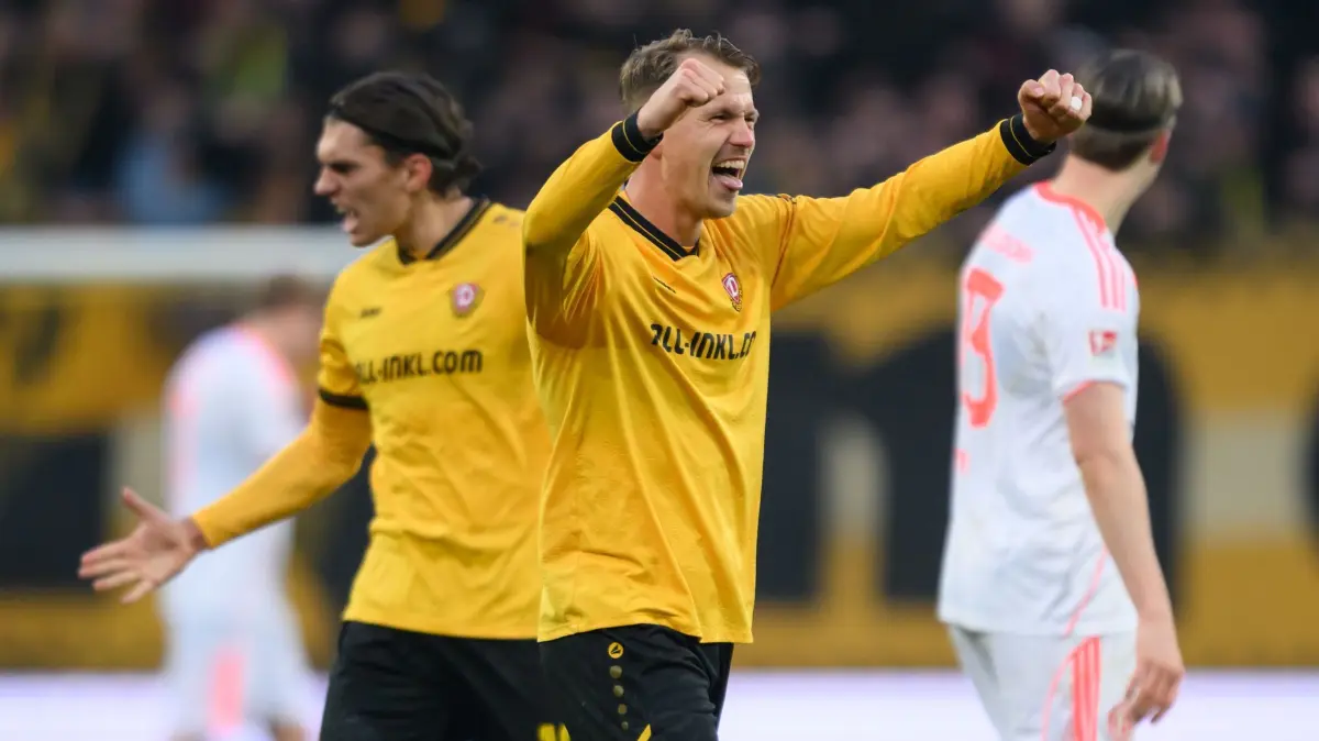 SG Dynamo Dresden - Fortuna Düsseldorf: 30.11.2025, Sachsen, Dresden: Fußball: 2. Bundesliga, SG Dynamo Dresden - Fortuna Düsseldorf, 14. Spieltag, Rudolf-Harbig-Stadion, Lukas Boeder (Dynamo Dresden, r) und Julian Pauli (Dynamo Dresden) jubeln nach dem Sieg. Foto: Robert Michael/dpa - WICHTIGER HINWEIS: Gemäß den Vorgaben der DFL Deutsche Fußball Liga bzw. des DFB Deutscher Fußball-Bund ist es untersagt, in dem Stadion und/oder vom Spiel angefertigte Fotoaufnahmen in Form von Sequenzbildern und/oder videoähnlichen Fotostrecken zu verwerten bzw. verwerten zu lassen. +++ dpa-Bildfunk +++