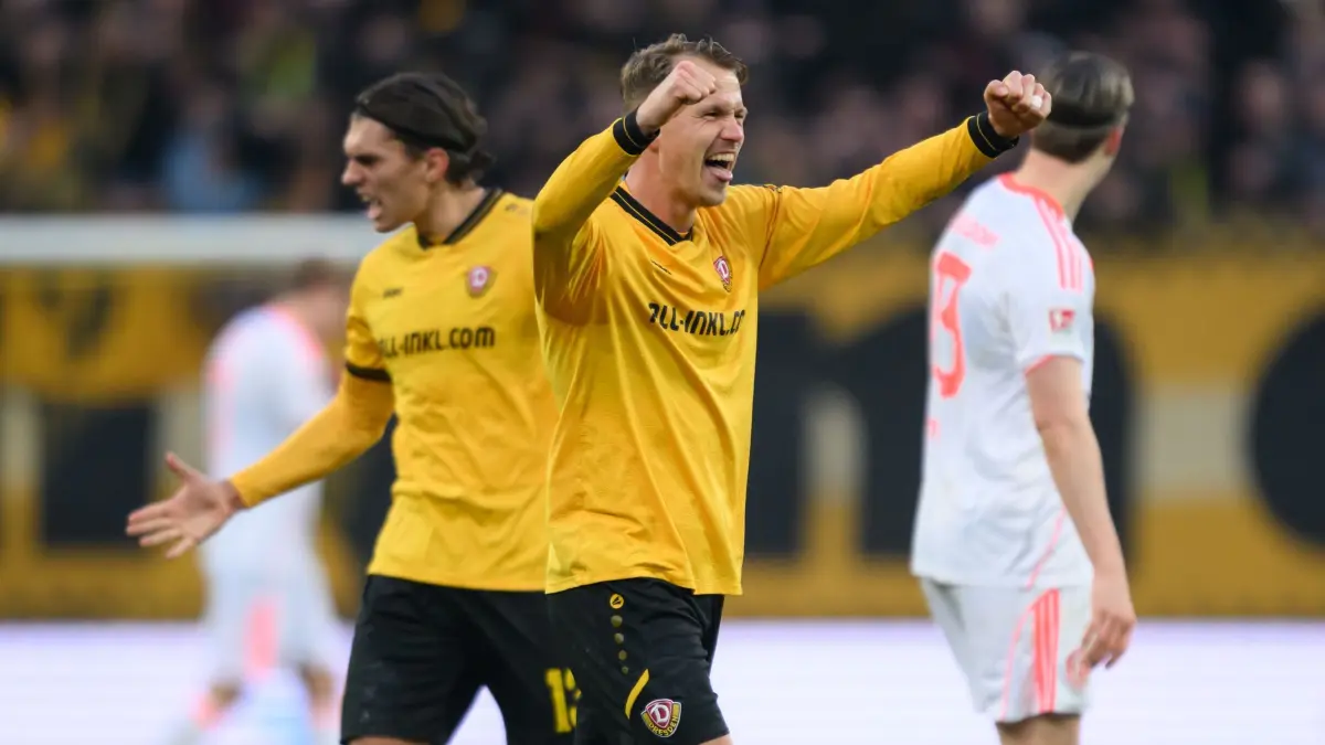 SG Dynamo Dresden - Fortuna Düsseldorf: 30.11.2025, Sachsen, Dresden: Fußball: 2. Bundesliga, SG Dynamo Dresden - Fortuna Düsseldorf, 14. Spieltag, Rudolf-Harbig-Stadion, Lukas Boeder (Dynamo Dresden, r) und Julian Pauli (Dynamo Dresden) jubeln nach dem Sieg. Foto: Robert Michael/dpa - WICHTIGER HINWEIS: Gemäß den Vorgaben der DFL Deutsche Fußball Liga bzw. des DFB Deutscher Fußball-Bund ist es untersagt, in dem Stadion und/oder vom Spiel angefertigte Fotoaufnahmen in Form von Sequenzbildern und/oder videoähnlichen Fotostrecken zu verwerten bzw. verwerten zu lassen. +++ dpa-Bildfunk +++