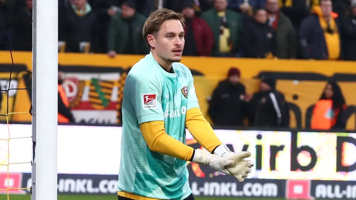 Dresden, 30.11.2025, Rudolf-Harbig-Stadion, Fußball, Männer, Saison 2025 / 2026, 2. Bundesliga, 14. Spieltag , SG Dynamo Dresden - Fortuna Düsseldorf 2:1 1:0 , Im Bild: Aljaz Casar 17, Dresden im Tor , *** Dresden, 30 11 2025, Rudolf Harbig Stadion, Soccer, Men, Season 2025 2026, 2 Bundesliga, Matchday 14 , SG Dynamo Dresden Fortuna Düsseldorf 2 1 1 0 , In the picture Aljaz Casar 17, Dresden in goal ,