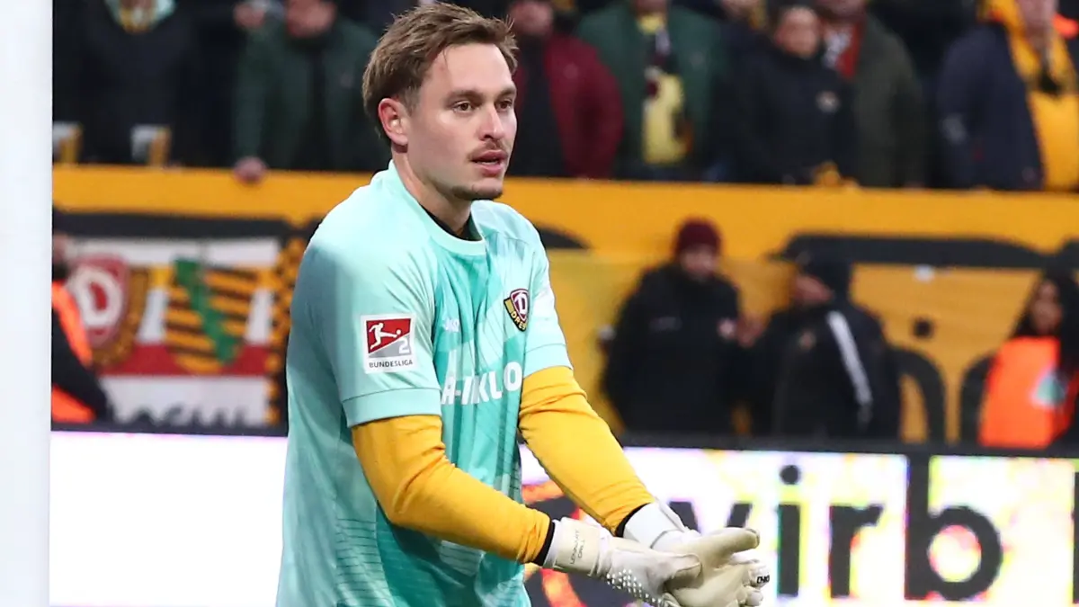 Dresden, 30.11.2025, Rudolf-Harbig-Stadion, Fußball, Männer, Saison 2025 / 2026, 2. Bundesliga, 14. Spieltag , SG Dynamo Dresden - Fortuna Düsseldorf 2:1 1:0 , Im Bild: Aljaz Casar 17, Dresden im Tor , *** Dresden, 30 11 2025, Rudolf Harbig Stadion, Soccer, Men, Season 2025 2026, 2 Bundesliga, Matchday 14 , SG Dynamo Dresden Fortuna Düsseldorf 2 1 1 0 , In the picture Aljaz Casar 17, Dresden in goal ,