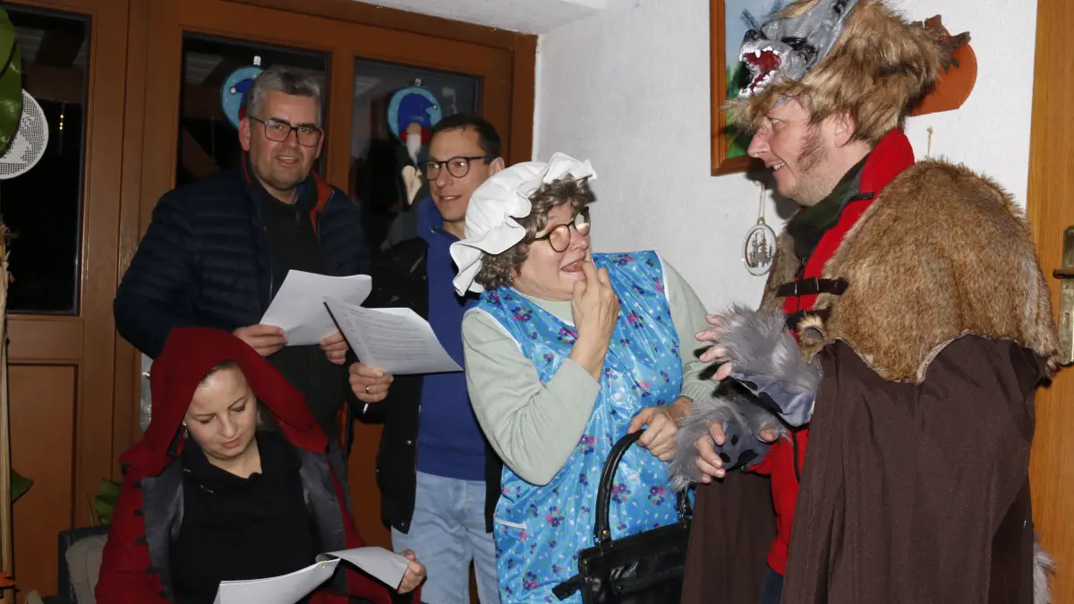 „Probe mit Herzblut: Mitglieder der Initiative Herzberg zählt bereiten sich auf das Märchenspiel ‚Rotkäppchen‘ vor. Von vorne links: Stephanie Kiepisch (Rotkäppchen), Jens Ott, René Kunde, Sibylle Rindt (Großmutter) und Michael Marke als Wolf.