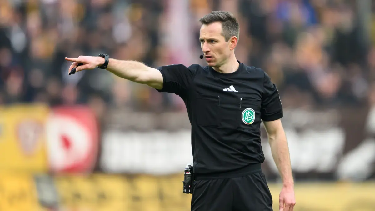 SG Dynamo Dresden - Fortuna Düsseldorf: 30.11.2025, Sachsen, Dresden: Fußball: 2. Bundesliga, SG Dynamo Dresden - Fortuna Düsseldorf, 14. Spieltag, Rudolf-Harbig-Stadion, Schiedsrichter Lukas Benen gestikuliert. (zu dpa: «Rassistischer Vorfall in Dresden: DFB lobt Schiris und Clubs») Foto: Robert Michael/dpa - WICHTIGER HINWEIS: Gemäß den Vorgaben der DFL Deutsche Fußball Liga bzw. des DFB Deutscher Fußball-Bund ist es untersagt, in dem Stadion und/oder vom Spiel angefertigte Fotoaufnahmen in Form von Sequenzbildern und/oder videoähnlichen Fotostrecken zu verwerten bzw. verwerten zu lassen. +++ dpa-Bildfunk +++