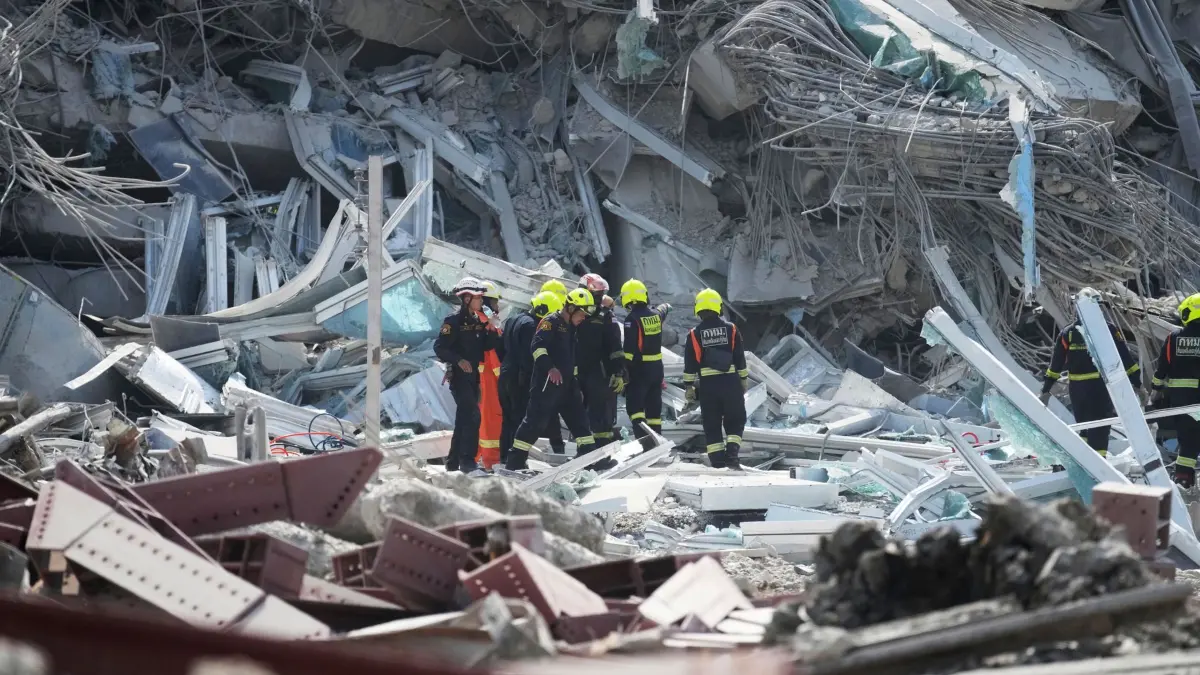 Jahreswechsel 2025: 28.03.2025, Thailand, Bangkok: Rettungskräfte sind vor einem Hochhaus im Einsatz, das nach einem Erdbeben der Stärke 7,7 in Bangkok eingestürzt ist. Foto: Sakchai Lalit/AP/dpa +++ dpa-Bildfunk +++