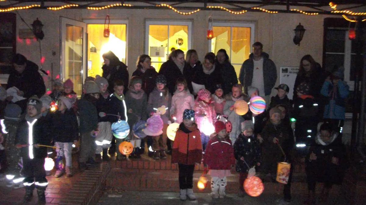 Kinder der Kita Sonnenkinder beim Lampionumzug. In der Integrationskita werden Kinder mit besonderem Betreuungsbedarf untergebracht. Was bedeuten die geplanten Kürzungen für sie?