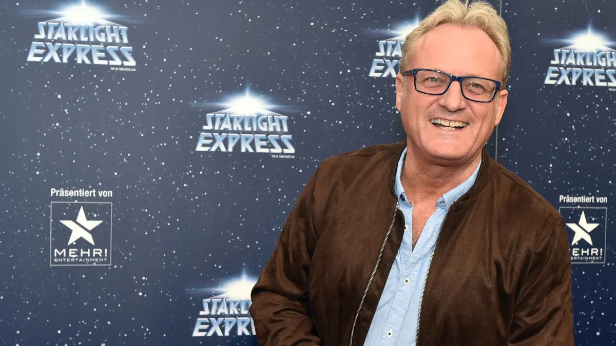 12.06.2018, Nordrhein-Westfalen, Bochum: Moderator Uwe Hübner kommt zur Gala zum 30. Jahrestag der Erstaufführung des Musicals "Starlight Express". In Bochum wurde das Stück am 12. Juni 1988 zum ersten Mal aufgeführt und läuft seit dem ununterbrochen. Foto: Caroline Seidel/dpa +++ dpa-Bildfunk +++