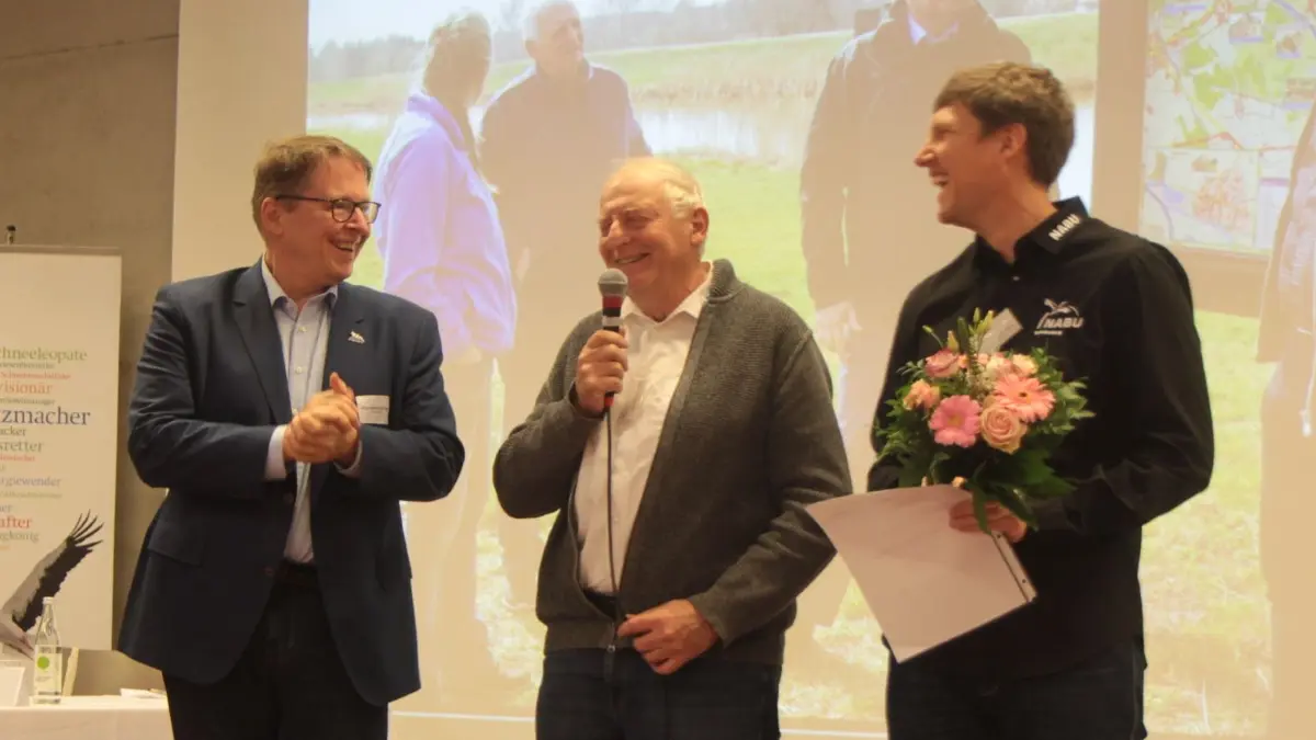 Auszeichnung für Karl-Heinz Marschka (Mitte): Der Präsident des NABU-Bundesverbandes Jörg-Andreas Krüger (l.) und der Vorsitzende des Landesverbandes Björn Ellmer ehren den Senftenberger auf der Landesdelegiertenkonferenz in Potsdam.
