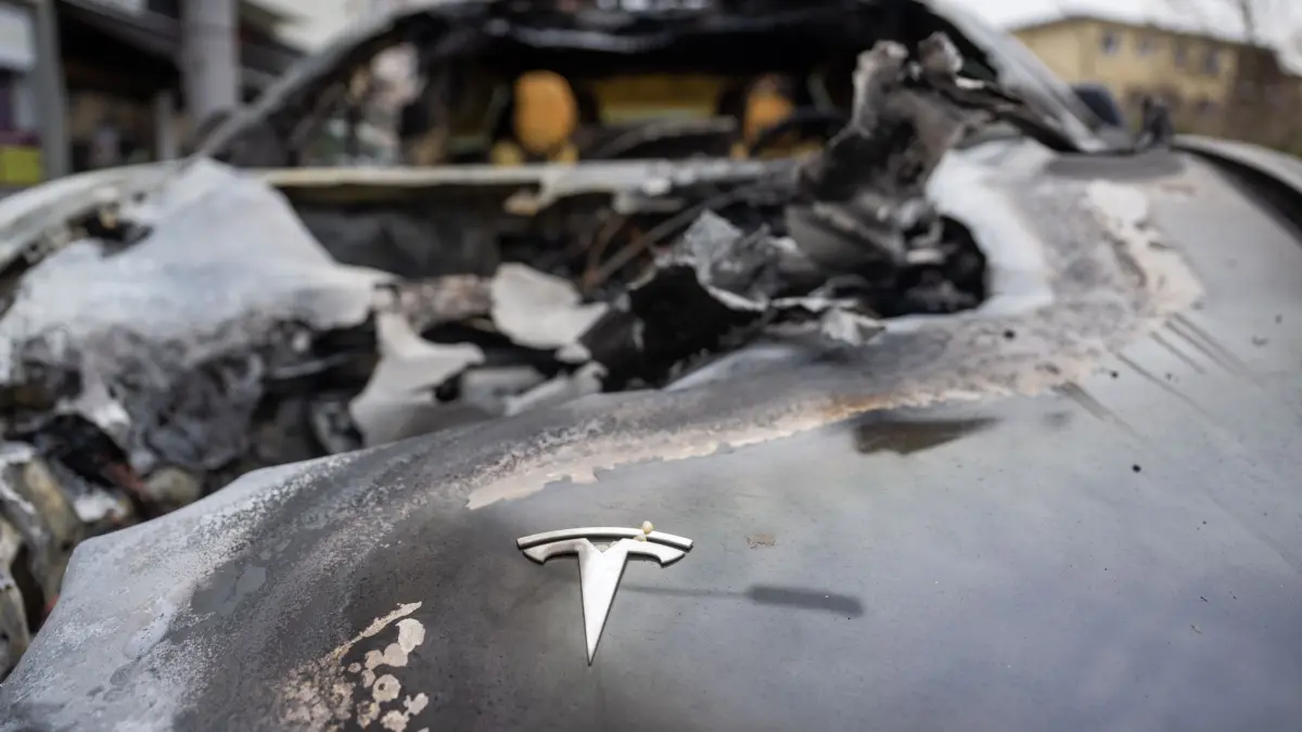 Jahreswechsel 2025: 14.03.2025, Berlin: Im Berliner Stadtteil Steglitz steht ein ausgebranntes Auto der Marke Tesla. Vier Teslas sind in der Nacht in Berlin mutmaßlich angezündet worden. Es könnte sich um Brandanschläge von Extremisten gehandelt haben. Der für politische Taten zuständige Staatsschutz im Landeskriminalamt (LKA) der Polizei ermittelt. Ein politisches Motiv der Täter könne nicht ausgeschlossen werden, teilte die Polizei mit. Foto: Christophe Gateau/dpa +++ dpa-Bildfunk +++