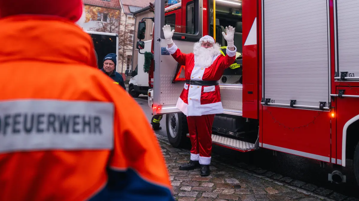 Weihnachtsmarkt Calau 2024. Weihnachtsmann kommt mit Feuerwehr aus Saßleben