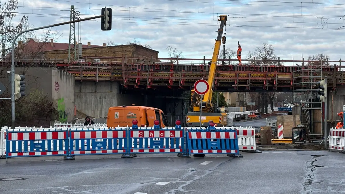 Bald soll der Verkehr wieder unter der neuen Bahnbrücke rollen. Doch an diesen Zustand dürfen sich Autofahrer nicht gewöhnen, denn die nächste Baustelle steht bereits in den Startlöchern.