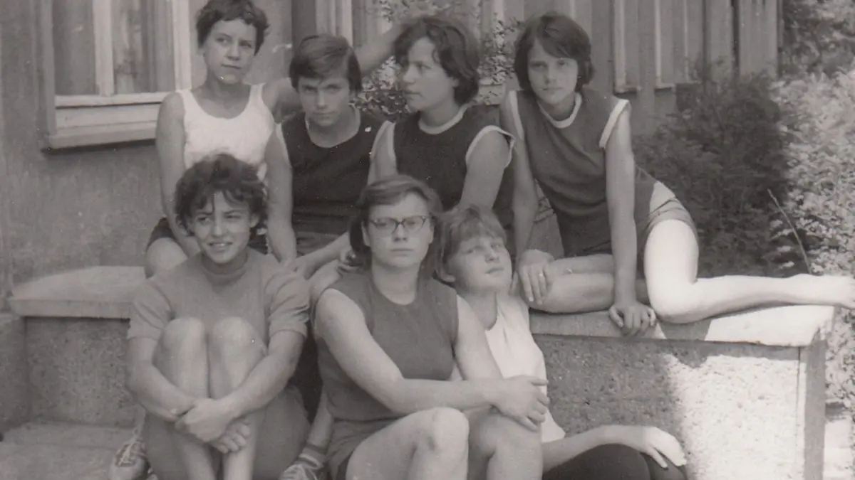 Ursula Koos (vorne Mitte) in den 1960er-Jahren mit ihrer Mädchengruppe vor dem DDR-Kinderheim Makarenko in Berlin.