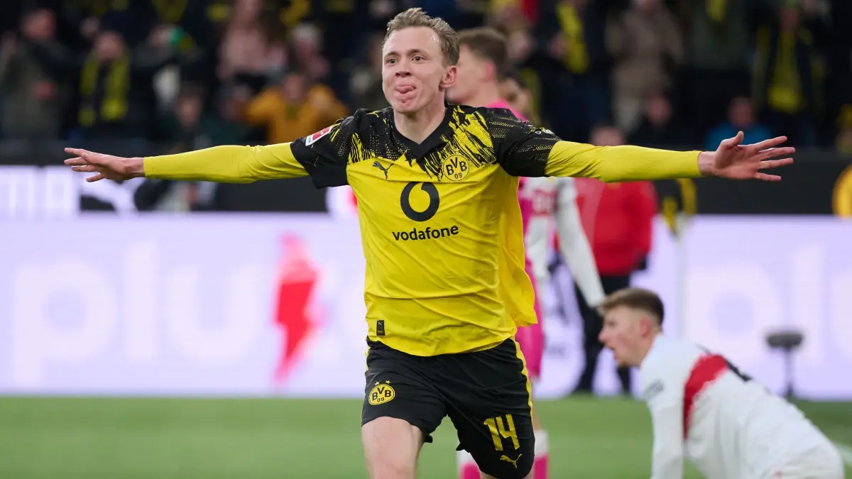 Borussia Dortmund - VfB Stuttgart: ARCHIV - 22.11.2025, Nordrhein-Westfalen, Dortmund: Fußball: Bundesliga, Borussia Dortmund - VfB Stuttgart, 11. Spieltag, Signal Iduna Park. Maximilian Beier (Borussia Dortmund) jubelt über sein Tor zum 2:0. (zu dpa: «BVB im Pokal wieder mit Beier - Update zu Süle») Foto: Bernd Thissen/dpa +++ dpa-Bildfunk +++