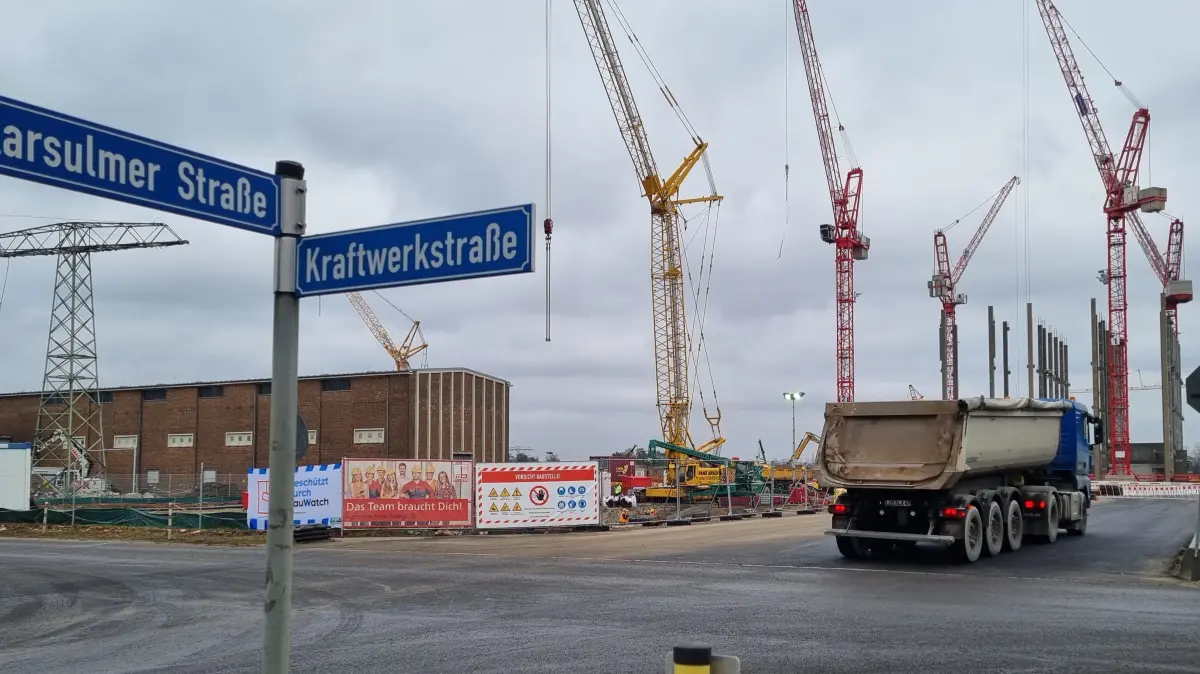 Einfahrt zur Rechenzentrum-Baustelle im Industriegebiet in Lübbenau. Der Gebäudeteil links gehört zur Betriebsstelle der Süll (Stadt- und Überlandwerke Luckau-Lübbenau).