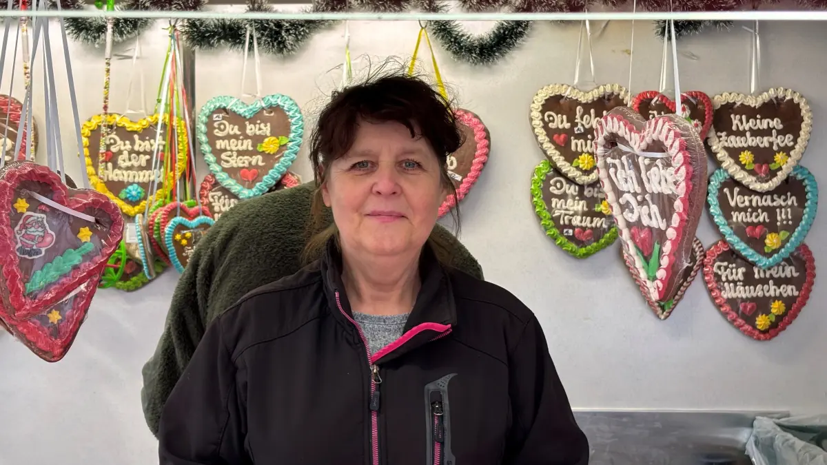 Krämer am Süßwarenverkauftsstand auf dem aDAdventsmarkt in Lübben. Stammkunden kommen seit Jahren hierher.