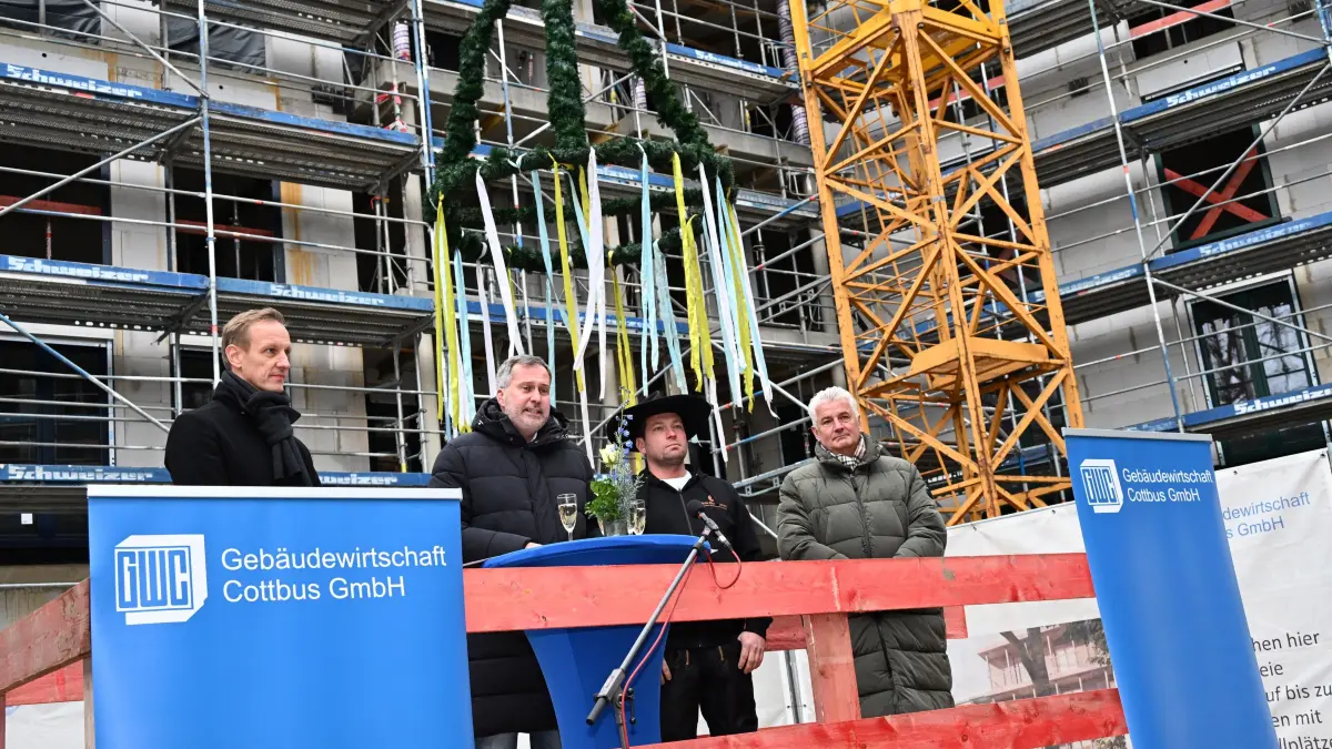 Richtfest GWC Briesmannstr: Dr. Sebastian Herke, Geschäftsführer GWC, Tobias Schick, Oberbürgermeister (SPD), Toni Hannusch, Böhm Bedachung, Jörg Schnapke, Geschäftsführer Sternbau GmbH (v.l.n.r.)
Luftaufnahme vom 2. Dezember 2025
Am Dienstag (2. Dezember 2025) ist im Quartier Briesmannstraße Richtfest für den ersten Bauabschnitt für ein neues Wohngebiet gefeiert worden. Die Gebäudewirtschaft Cottbus (GWC) errichtet in dem ersten von insgesamt drei Bauabschnitten 49 moderne Wohnungen.