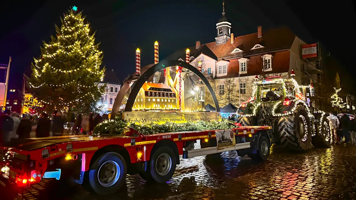 Dieses Bild während der 2. Lichterfahrt von Elsterwerda nach Bad Liebenwerda war trotz großer Konkurrenz nicht zu toppen. Ein beleuchteter Traktor zieht einen Tieflader mit einem einmaligen Motiv-Schwibbogen. Wer dahinter steckt.