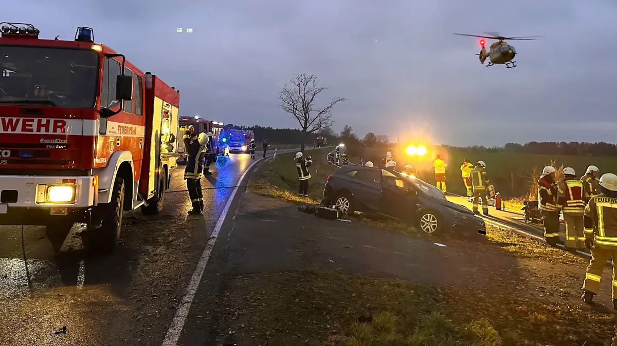 Nach dem schweren Unfall am Dienstagmorgen bei Großthiemig musste ein Verletzter mit dem Hubschrauber ins Krankenhaus gebracht werden.
