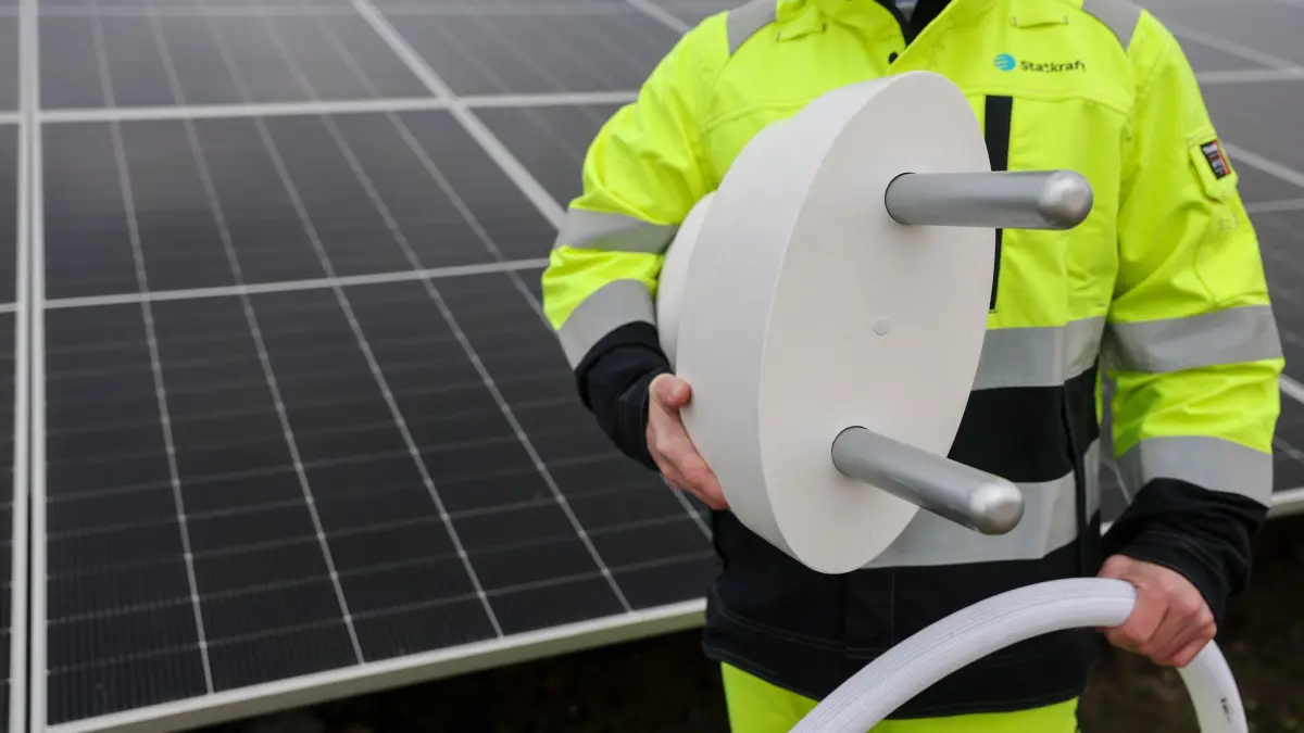 Avacon verzeichnet Boom bei Speicheranfragen: ARCHIV - 12.11.2025, Sachsen-Anhalt, Zerbst: Ein Mitarbeiter von Statkraft wartet mit einem überdimensionalen Stecker auf die symbolische Inbetriebnahme des neuen PV-Batteriespeicher-Hybridkraftwerks. (zu dpa: «Netzbetreiber verzeichnet Anfragen-Boom für Batteriespeicher») Foto: Jan Woitas/dpa +++ dpa-Bildfunk +++