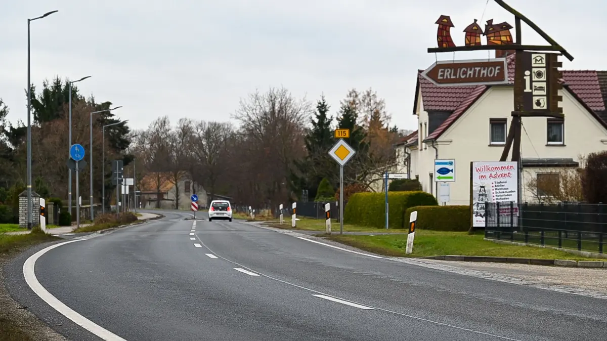Auf der Freifläche rechts zwischen der Einfahrt zum Erlichthof und dem Penny in Rietschen an der Bundesstraße 115 war bislang im Flächennutzungsplan die Ansiedlung eines Supermarktes vorgesehen.