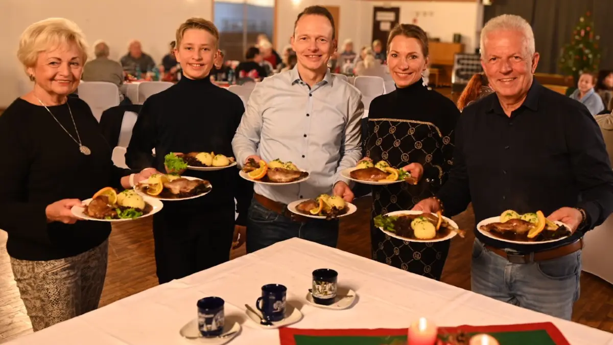 Einladung zum Gänseessen: Die Unternehmerfamilie Petsch hat Menschen, die sonst die Tafel nutzen, zu einem Weihnachtsessen in die Gaststätte „Zur Friedenseiche“ Weißwasser eingeladen.