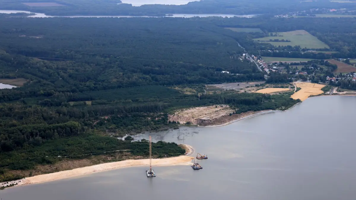 Das Foto zeigt den Rutschungskessel am Knappensee bei Hoyerswerda, der ab Februar 2026 mit einem "versteckten" Damm gesichert werden soll. Die Arbeiten werden bis mindestens 2028/29 dauern.