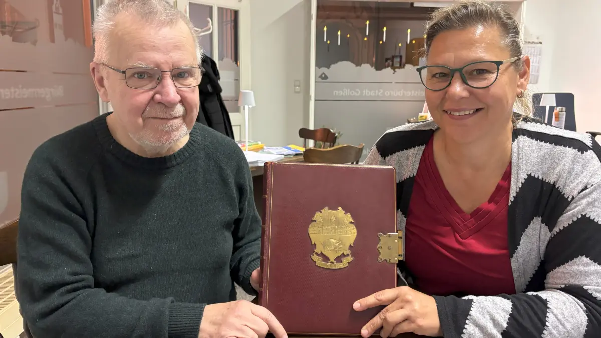 Dr. Michael Bock und Bürgermeisterin Andrea Schulz mit dem Goldenen Bcuh der Stadt Golßen