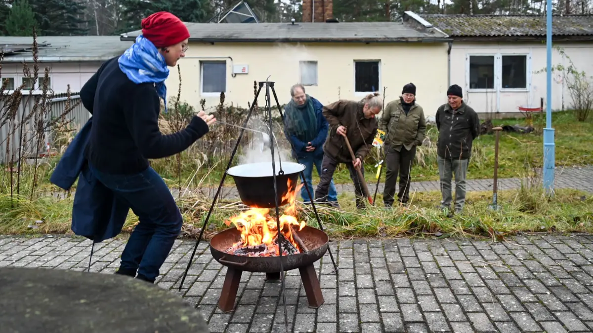 Vor der Baracke der alten Station junger Techniker Naturforscher wurde ein Apfelbäumchen gepflanzt als Hoffnungsschimmer für die Übergangszeit bis zur erhofften neuen Station.