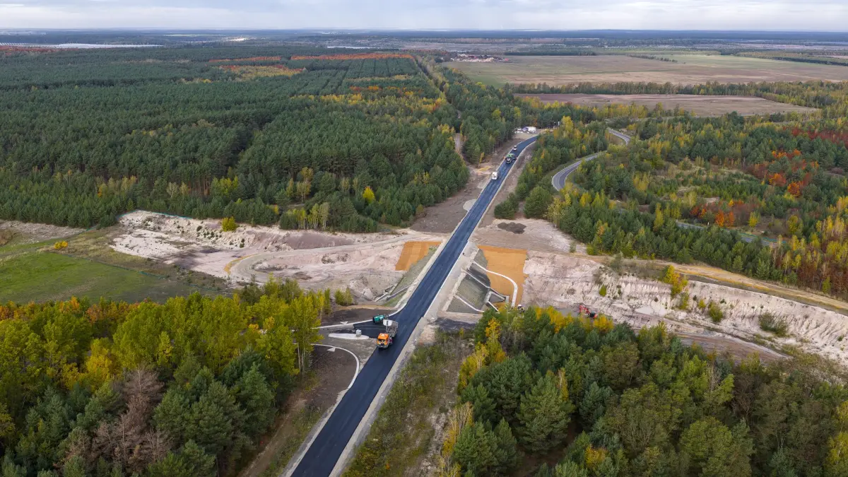 Blick auf die neue Brücke der Landesstraße 60 zwischen dem Abzweig Kleinleipisch und dem Bergheider See. Lange dauert es bis zur Freigabe nicht mehr.