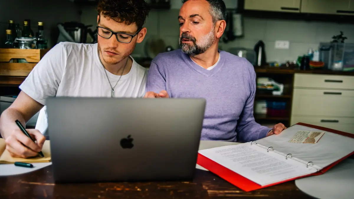 Vater und Sohn am Computer: ILLUSTRATION - Notfallordner erstellt? Dann sollte Ihre Vertrauensperson auch wissen, wo dieser zu finden ist. (zu dpa: «Krisenfest: So erstellen Sie Ihren Notfallordner») Foto: Zacharie Scheurer/dpa-tmn - Honorarfrei nur für Bezieher des dpa-Themendienstes +++ dpa-Themendienst +++