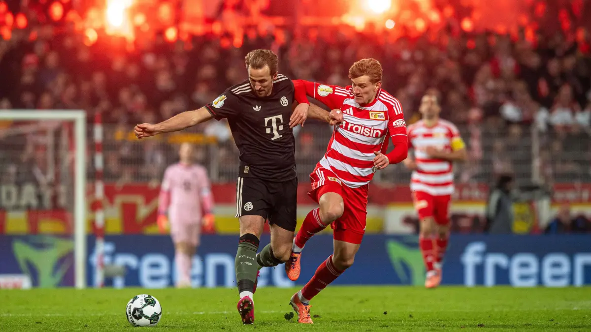 DFB-Pokal (Achtelfinale): 1. FC Union - FC Bayern 2025/26: Fußball, Herren, Saison 2025/2026, DFB-Pokal (Achtelfinale), 1. FC Union Berlin - FC Bayern München, v. l. Harry Kane (Bayern München), Aljoscha Kemlein (1. FC Union Berlin), 03.12.2025, Foto: Sebastian Räppold / Matthias Koch