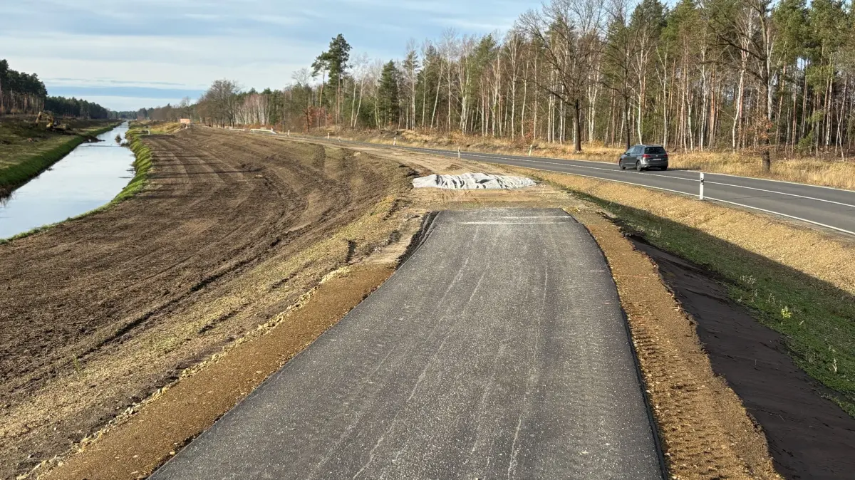 Auf dem sanierten Deich an der Schwarzen Elster ist zwischen Bergen und Geierswalde bereits so etwas wie ein Radweg erkennbar.