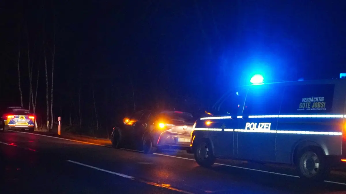 Die Polizei sichert das liegengebliebene Auto zwischen Weißwasser und Weißkeißel. Vom Fahrer fehlt zu dem Zeitpunkt jede Spur.