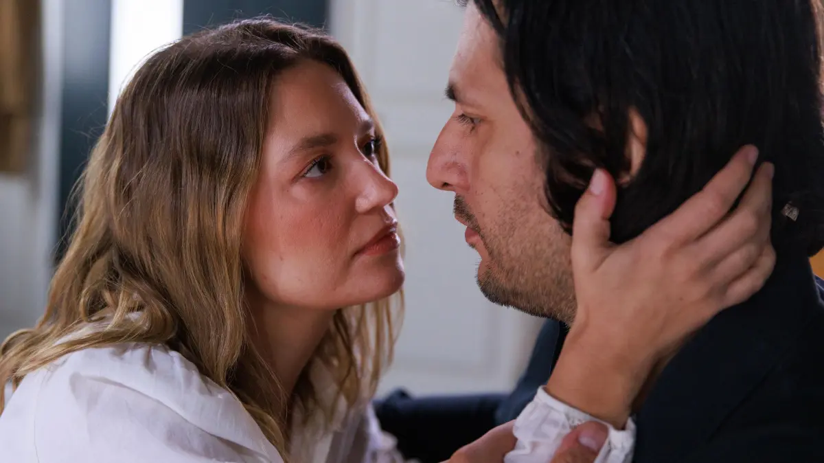 Nathalie (Amrei Haardt) und Maximilian (Francisco Medina) kommen sich näher.