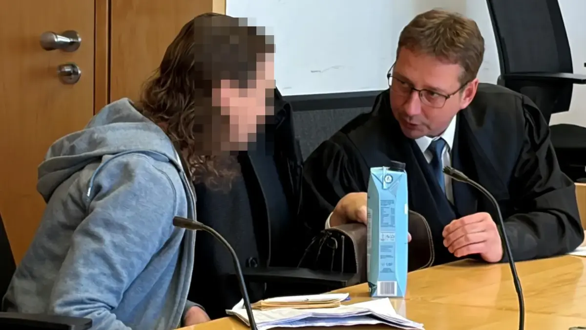 Stalking-Prozess am Landgericht Frankfurt (Oder): Der Angeklagte, hier im Gespräch mit seinem Verteidiger Alexander Leue, beschreibt sich selbst als „sehnsuchtsgestört“.