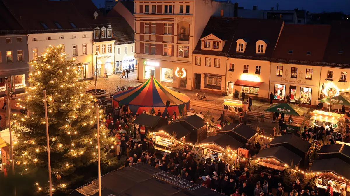 Der Weihnachtsmarkt Senftenberg im abendlichen Lichterglanz. Das Bild aus dem vergangenen Jahr vermittelt einen Überblick ü+ber den traditionellen Markt.