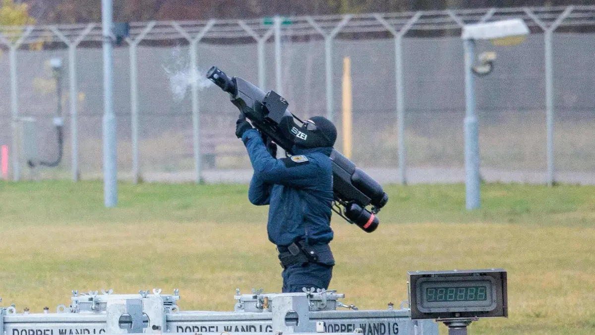 Geräte zum Abwehren von Drohnen werden bei der Vorstellung neuer Abwehrtechniken zur Drohnenabwehr bei der Bundespolizei-Fliegerstaffel Blumberg vorgeführt. +++ dpa-Bildfunk +++