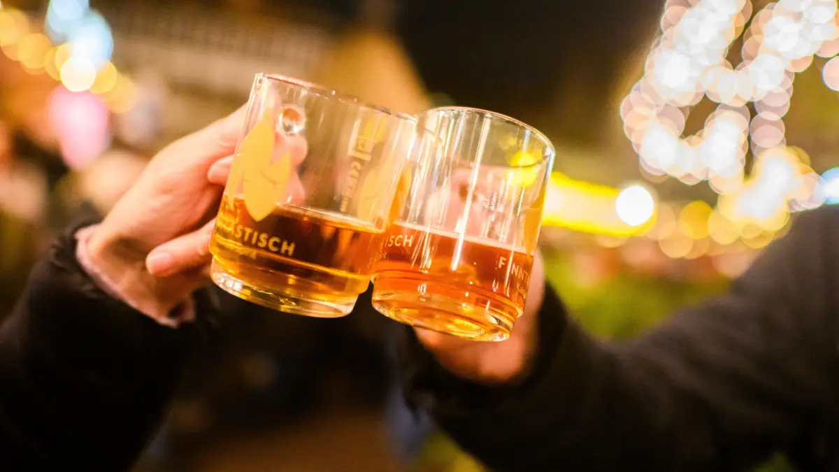 Ein Berliner Weihnachtsmarkt geht einen besonderen Weg. Die Eintrittspreise sind hoch, aber die Gästerezensionen sind sehr positiv. Woran das liegt. (Symbolbild)