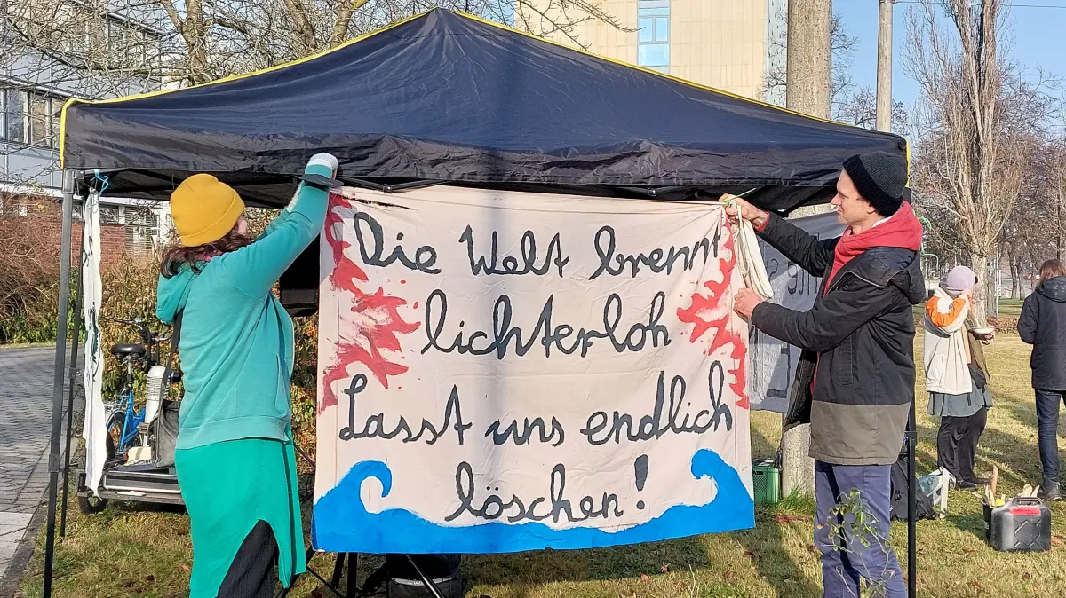 Vor dem Amtsgericht Cottbus soll sich ein Mann verantworten, der mutmaßlich im September 2022 am Kraftwerk Jänschwalde an einer illegalen Protestaktion teilgenommen haben soll. Die hat dazu geführt, dass ein Teil der Produktion heruntergefahren werden musste.