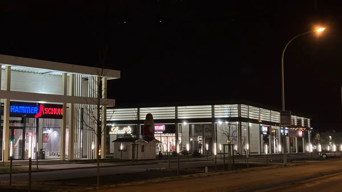 Ein Stückchen hinter den bereits bestehenden Outlets wird jetzt ein weiteres Gebäude wachsen. Zwei Flächen sind bereits vergeben, ein dritter Interessent wird noch gesucht.