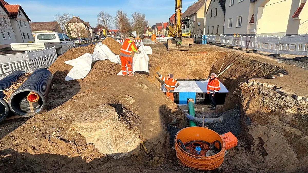 Zu den letzten Arbeiten dieses Jahres auf der Baustelle Großenhainer Straße in Elsterwerda gehört das herstellen der Entwässerung für den Verkehrsknoten an der Weintraube. Dann kehrt langsam Ruhe ein. Wann es weitergeht.