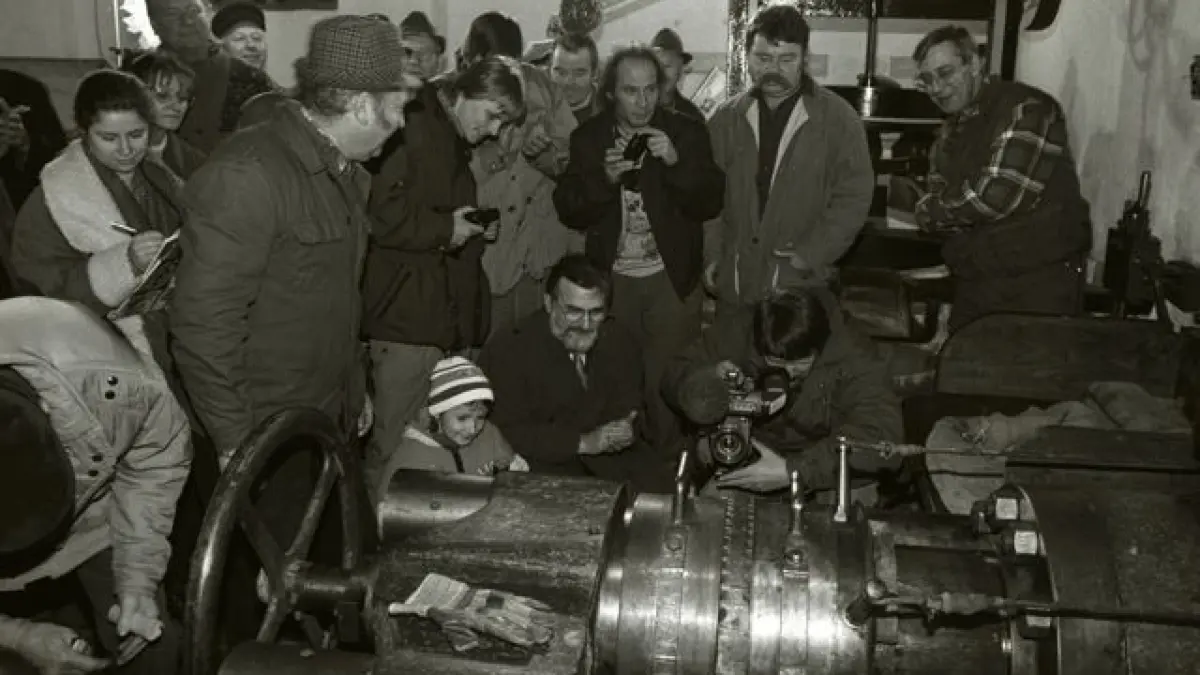Start der Ölmühle in Straupitz am 14.12.1995, ganz rechts Klaus Rudolf, einer der Gründerväter der Ölmühle in Straupitz