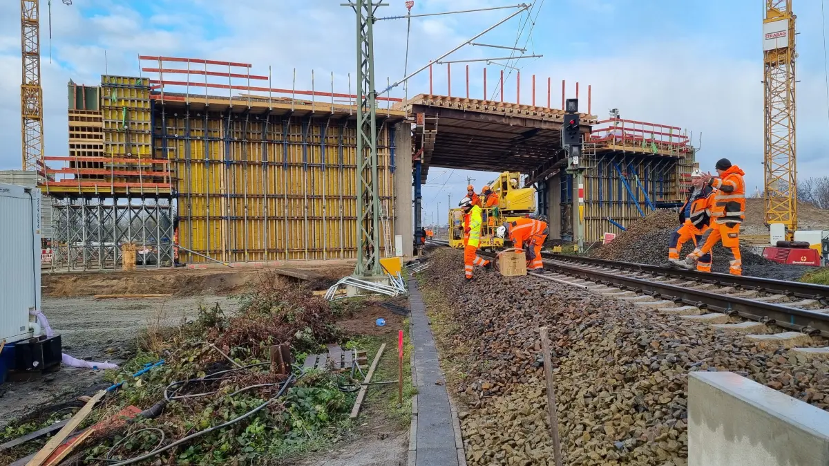 Brückenbaustelle an der Gleisstrecke von Lübbenau nach Cottbus. Der RE2 kann sie ab Freitag (5. Dezember) wieder passieren. Für das zweite Gleis wurde ausreichend Platz zwischen den Widerlagern gelassen.
