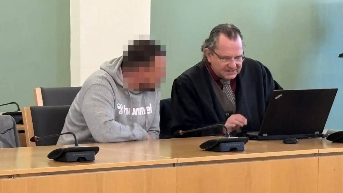 Landgericht Cottbus: Prozess um Drogenhandel in Schwarzheide. Der Angeklagte (l.) bespricht sich vor Prozessbeginn mit seinem Anwalt.