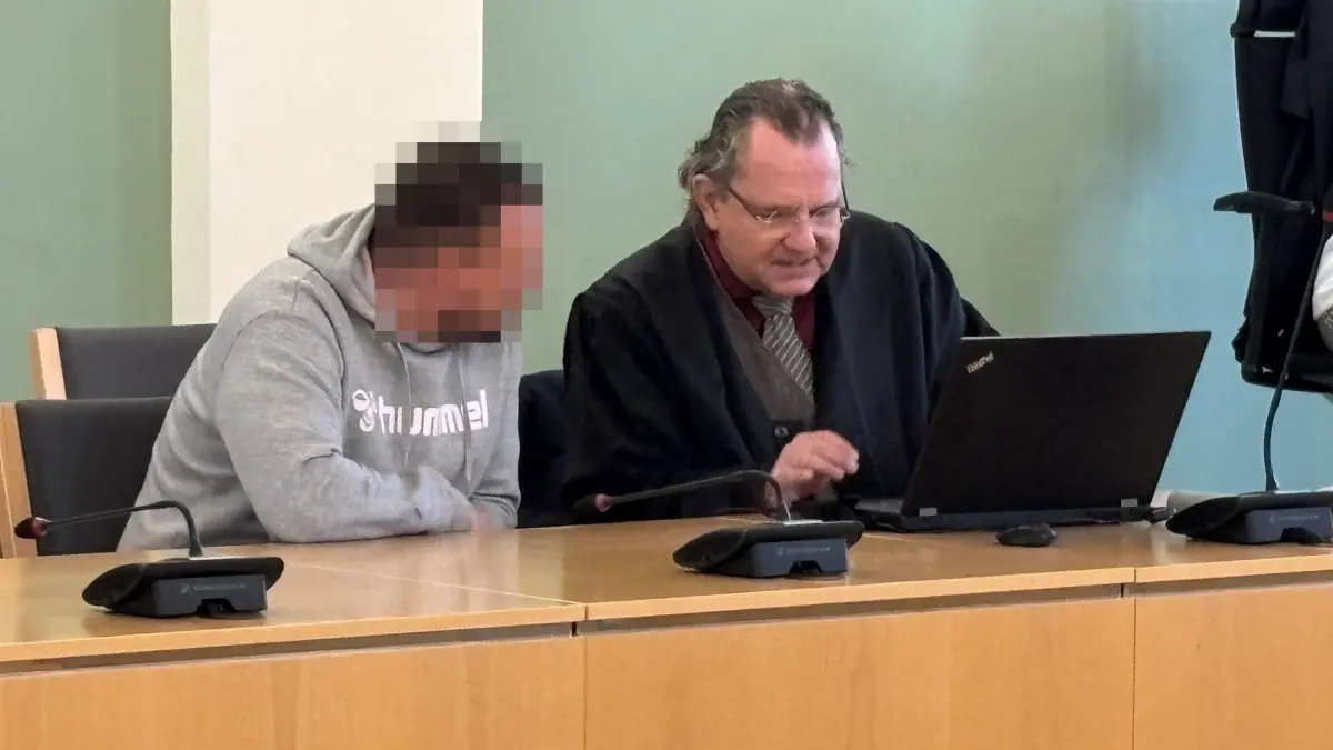Landgericht Cottbus: Prozess um Drogenhandel in Schwarzheide. Der Angeklagte (l.) bespricht sich vor Prozessbeginn mit seinem Anwalt.