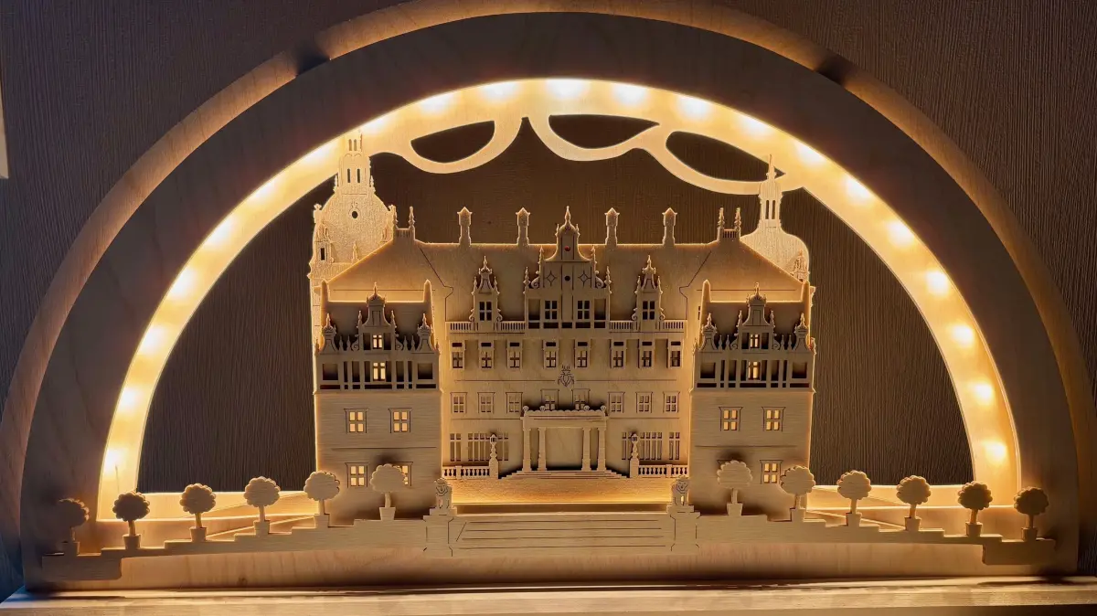 Der Schwibbogen mit dem Neuen Schloss aus dem Muskauer Park kann nicht nur in der Vorweihnachtszeit die Fensterbank schmücken.