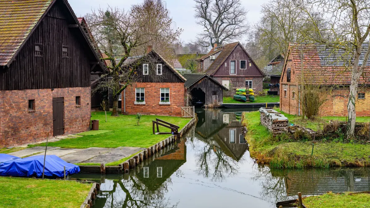 Winterruhe im Spreewald: 04.12.2025, Brandenburg, Lehde: Im Spreewalddorf Lehde herrscht Winterruhe. Wo sich in den Sommermonaten zahlreiche Touristen in Kähnen durch die verzweigten Fließe treiben lassen und die einzigartige Kulturlandschaft genießen, liegt nun eine besondere Ruhe über dem Wasser. Für die Bewohner bedeutet die kalte Jahreszeit eine Atempause, bevor im Frühjahr wieder Besucherströme in die Region zurückkehren. Foto: Patrick Pleul/dpa/ZB - Honorarfrei nur für Bezieher des Dienstes ZB-Funkregio Ost +++ ZB-FUNKREGIO OST +++