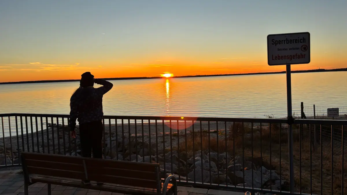 Der Sedlitzer See soll im Frühjahr 2026 freigegeben werden. Bis dahin hat Bergbausanierer LMBV noch jede Menge Arbeit. Hier eine abendliche Impression am Liesker Ufer.