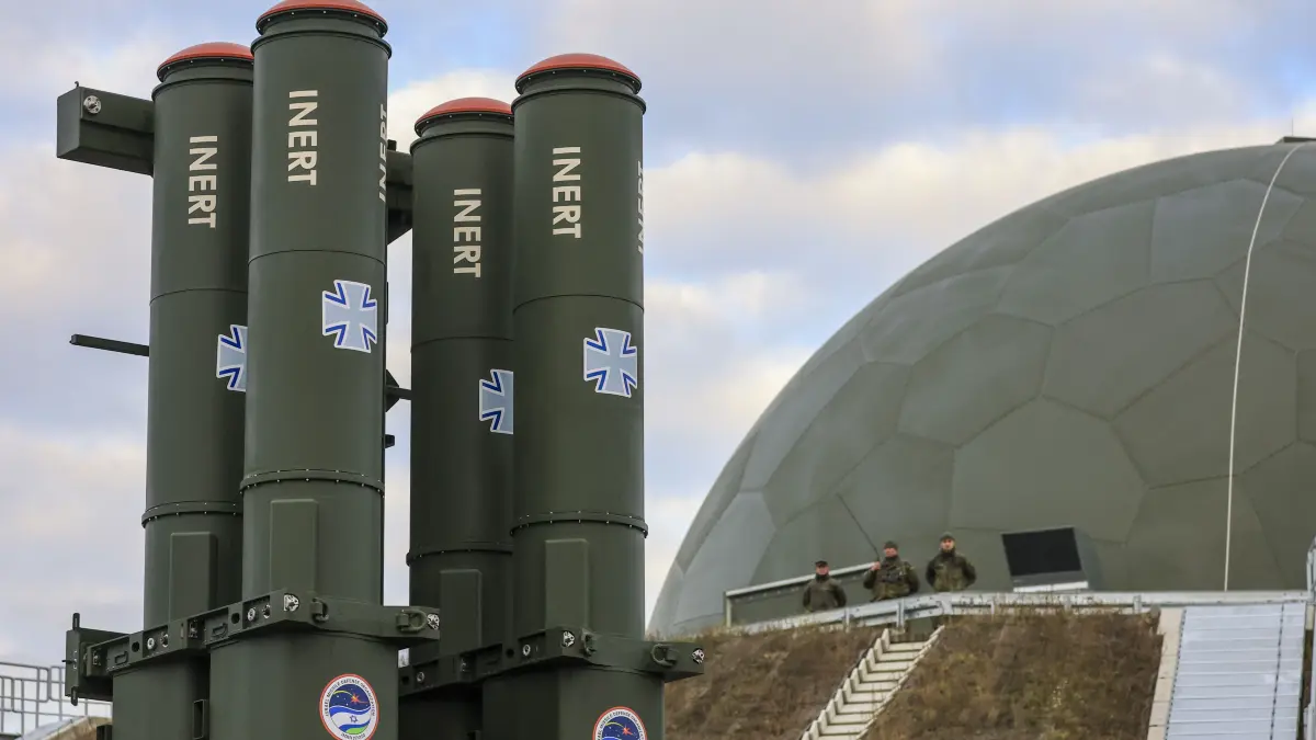 Das Abschussgerät des neuen Raketenabwehrsystems Arrow 3 steht nach der Inbetriebnahme vor dem Radom in der Annaburger Heide. Die Luftwaffe erklärt die sogenannte Anfangsbefähigung des Luftverteidigungssystems und vollzieht damit den ersten Schritt der Inbetriebnahme. Das Flugabwehrsystem soll der Frühwarnung und der Bekämpfung von anfliegenden ballistischen Flugkörpern außerhalb der Erdatmosphäre dienen. Es wird als Reaktion auf die Bedrohung durch Russland beschafft. +++ dpa-Bildfunk +++
