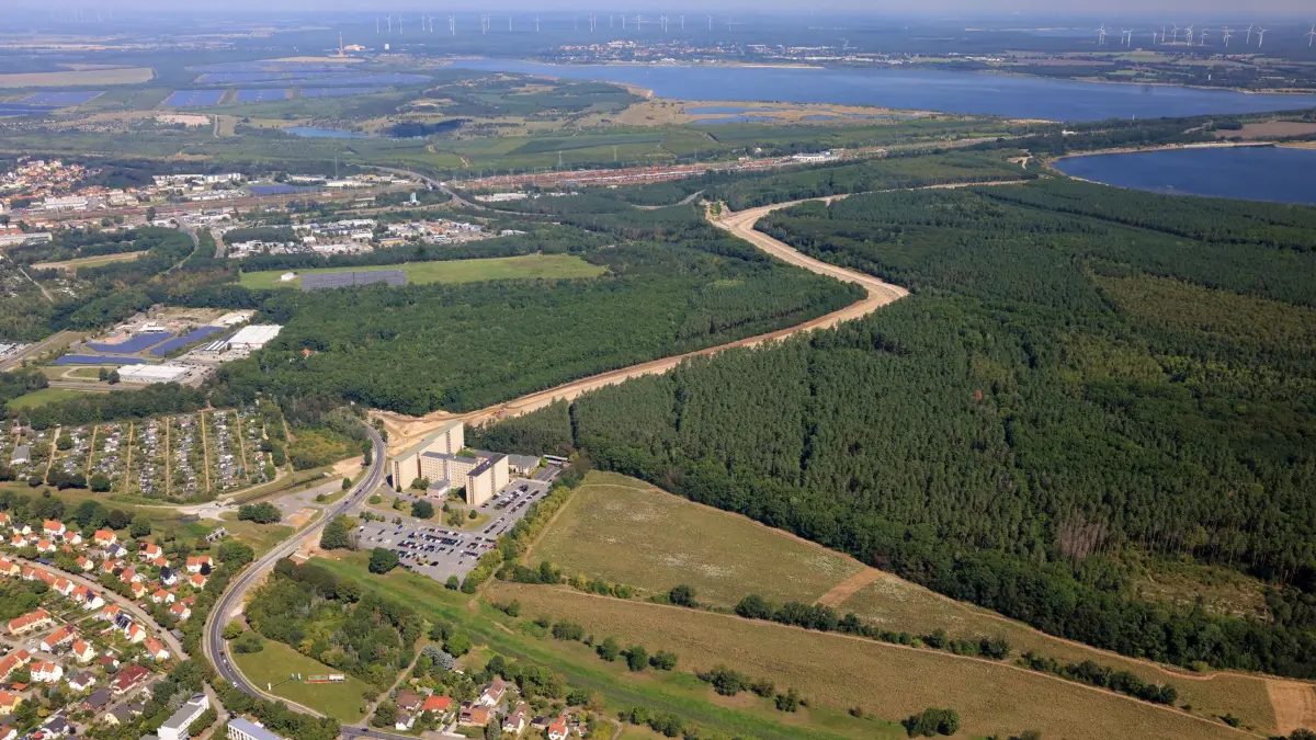 Blick auf den Seenland-Ableiter aus der Vogelperspektive. Der Kanal soll voraussichtlich im Frühjahr 2026 in Betrieb gehen.